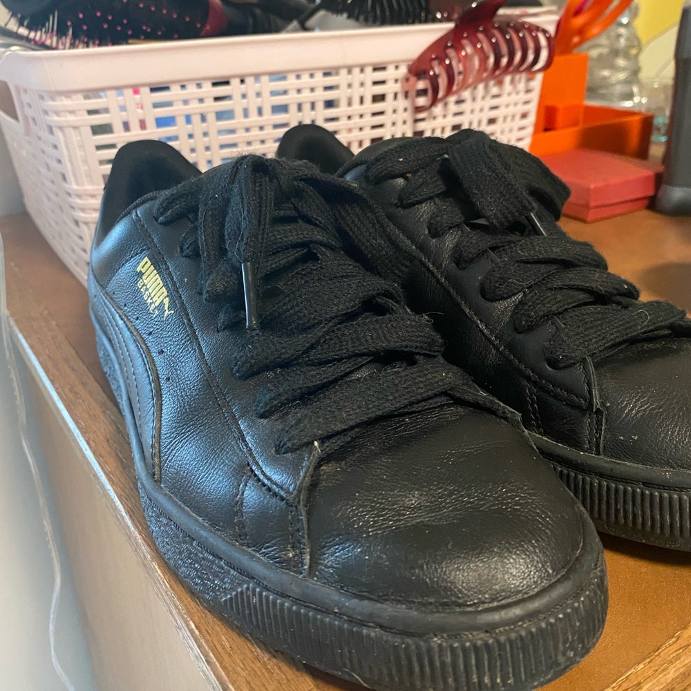 Black puma sneakers